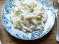 Fusilli cremosi con ricotta e menta fresca, un piatto semplice e gustoso.