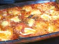 Parmigiana di melanzane non fritte appena sfornata, dorata e filante, pronta per essere gustata.