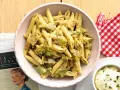 Penne con carciofi in una salsa cremosa, condite con pepe nero. Un piatto che sa di casa e tradizione.