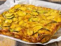 Frittata di zucchine dorata e invitante, con fette di zucchine ben visibili sulla superficie, pronta per essere gustata.