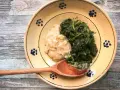 Piatto tradizionale con fave e cicoria, un classico della cucina povera. La cicoria verde brillante contrasta con la purea chiara di fave.