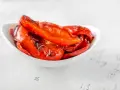 Peperoni al microonde, dolci e succosi, cotti alla perfezione in una ciotola bianca.