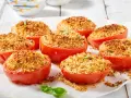 Pomodori ripieni freddi, croccanti e dorati, pronti per un antipasto estivo.