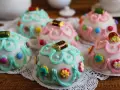 Deliziosi biscotti di San Martino morbidi siciliani, decorati con glassa colorata, caramelline e fiori di zucchero.