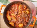 Spezzatino con patate ricetta della nonna, un piatto succulento e confortante, cotto lentamente in un tegame.