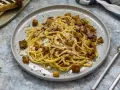 Spaghetti con melanzane fritte e ricotta salata, un sapore autentico di pasta alla siciliana.