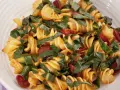 Fusilli conditi con bietole, salsiccia e un tocco di spezie. Un piatto saporito e colorato.