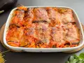 Involtini di melanzane con spaghetti al forno, ricoperti di sugo e formaggio filante, pronti per essere gustati.