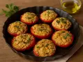 Pomodori al forno alla pugliese, ripieni di pangrattato dorato e profumati, pronti per essere gustati.