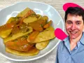 Un uomo sorride accanto a un piatto di gnocchi di riso con carote e zucchine.
