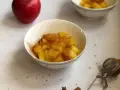 Mele cotte in pentola, dolci e profumate alla cannella, servite in una ciotola.