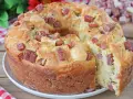 Ciambella rustica morbidissima con cubetti di salame e formaggio, perfetta per un brunch saporito.