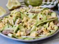 Deliziosa insalata di zucchine crude a nastro, condita con tonno, uova sode sbriciolate e prezzemolo fresco.