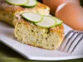 Delizioso sformato di zucchine, soffice e profumato, guarnito con fette di zucchina fresca. Perfetto per un pasto leggero.