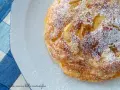 Frittata di mele in padella pronta in 5 minuti, cosparsa di zucchero a velo. Un dolce veloce e goloso.