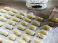 Gnocchi di patate ricetta della nonna pronti per essere cotti. Un classico intramontabile, preparato con amore e farina.