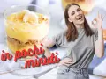 Delizioso budino fatto in casa con banana e biscotti, pronto in pochi minuti! Una ragazza sorridente fa il segno OK.