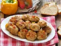 Polpette con peperoni, colorate e saporite, pronte per essere gustate con pane fresco.