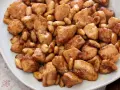 Un invitante pollo alle mandorle, con bocconcini dorati e mandorle tostate, conditi con una salsa lucida.