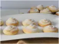 Biscotti a spirale cosparsi di zucchero a velo, perfetti con una tazza di caffè o tè, magari preparati con un tocco di latte condensato.