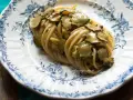 Spaghetti alla Nerano, un classico piatto campano con zucchine cremose e profumate, servito su un piatto decorato.