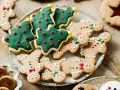 Biscotti natalizi senza burro: omini di pan di zenzero, alberelli verdi e biscotti ripieni, un'esplosione di dolcezza festiva.