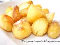 Un mucchio di patate al forno dorate e croccanti, cosparse di un po' di sale, pronte per essere gustate.