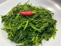 Cicoria in padella, un contorno semplice e gustoso, impreziosito da un peperoncino rosso.