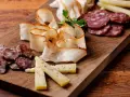 Un invitante tagliere di salumi per aperitivo con formaggio e salame, pronto per essere gustato.