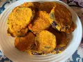 Fette di melanzane impanate e dorate, cotte alla perfezione nella friggitrice ad aria. Croccanti fuori e morbide dentro.