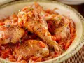 Pezzi di pollo succulenti immersi in una ricca salsa di pomodoro e verdure, un invitante pollo alla cacciatora.