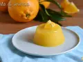 Delizioso gelo di arancia, un dolce fresco e profumato, guarnito con una fetta d'arancia.