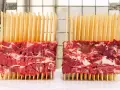 Due blocchi di carne cruda, pronti per essere trasformati in deliziosi arrosticini al forno.
