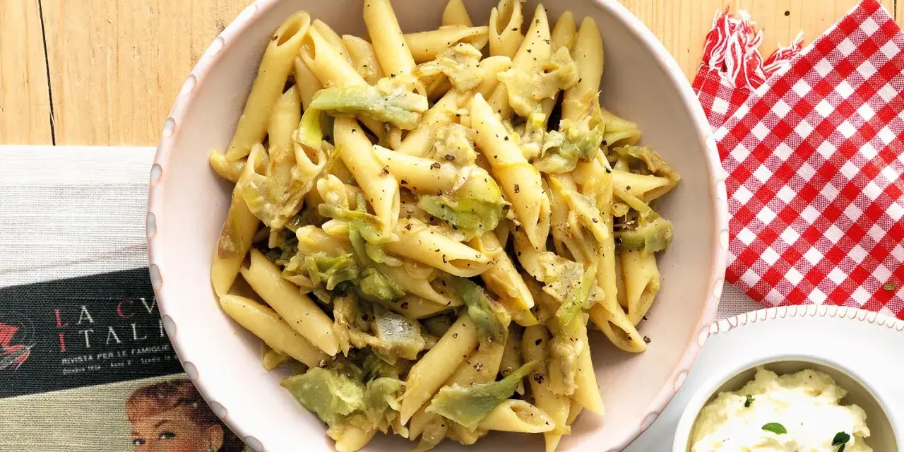 Penne con carciofi in una salsa cremosa, condite con pepe nero. Un piatto che sa di casa e tradizione.