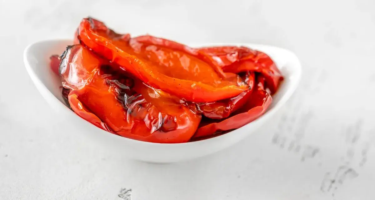 Peperoni al microonde, dolci e succosi, cotti alla perfezione in una ciotola bianca.