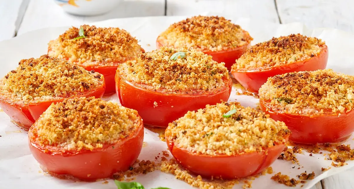 Pomodori ripieni freddi, croccanti e dorati, pronti per un antipasto estivo.