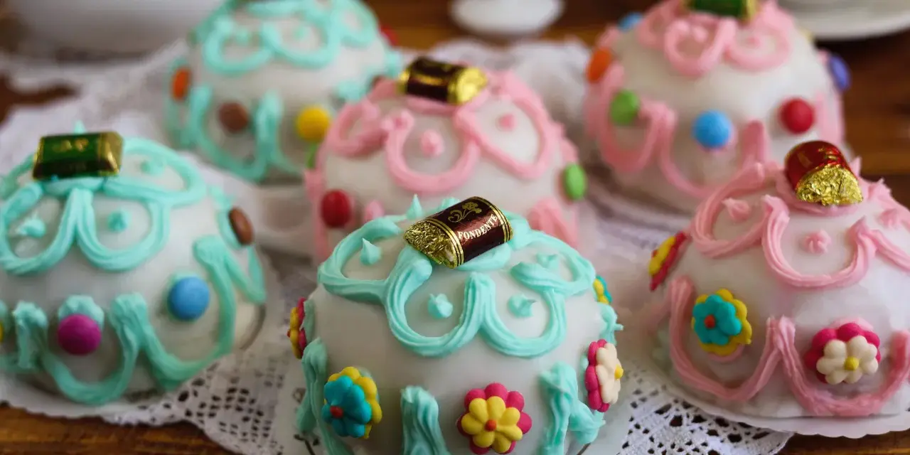 Deliziosi biscotti di San Martino morbidi siciliani, decorati con glassa colorata, caramelline e fiori di zucchero.
