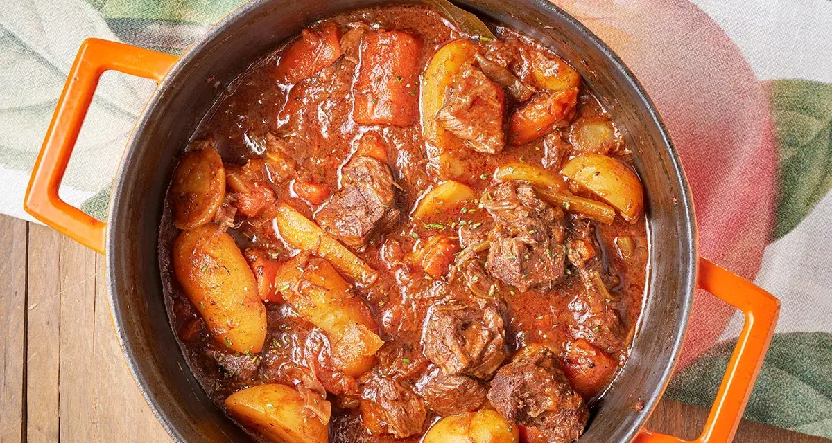 Spezzatino con patate ricetta della nonna, un piatto succulento e confortante, cotto lentamente in un tegame.