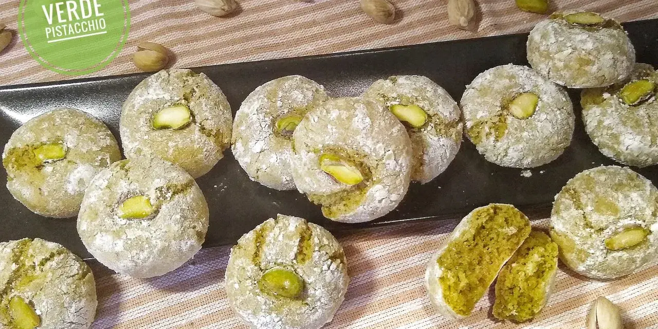 Biscotti al pistacchio siciliani, dolci e friabili, con un cuore verde intenso e un pistacchio intero in cima.