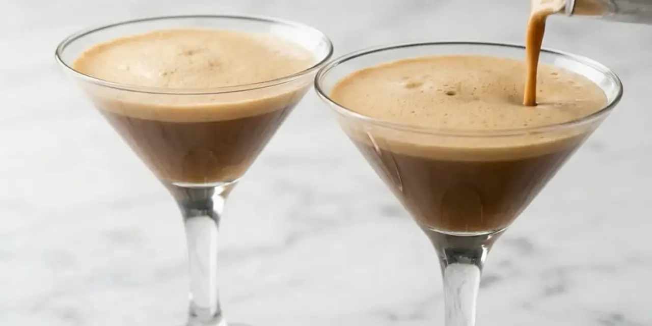 Due bicchieri di **caffè shakerato** con una schiuma densa e invitante. Uno viene riempito da uno shaker.