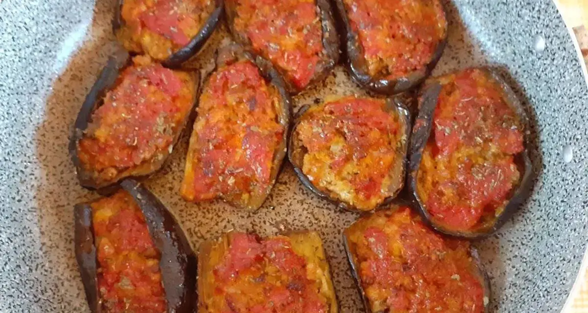 Melanzane ripiene al forno velocissime, pronte per essere gustate. Un piatto semplice e saporito.