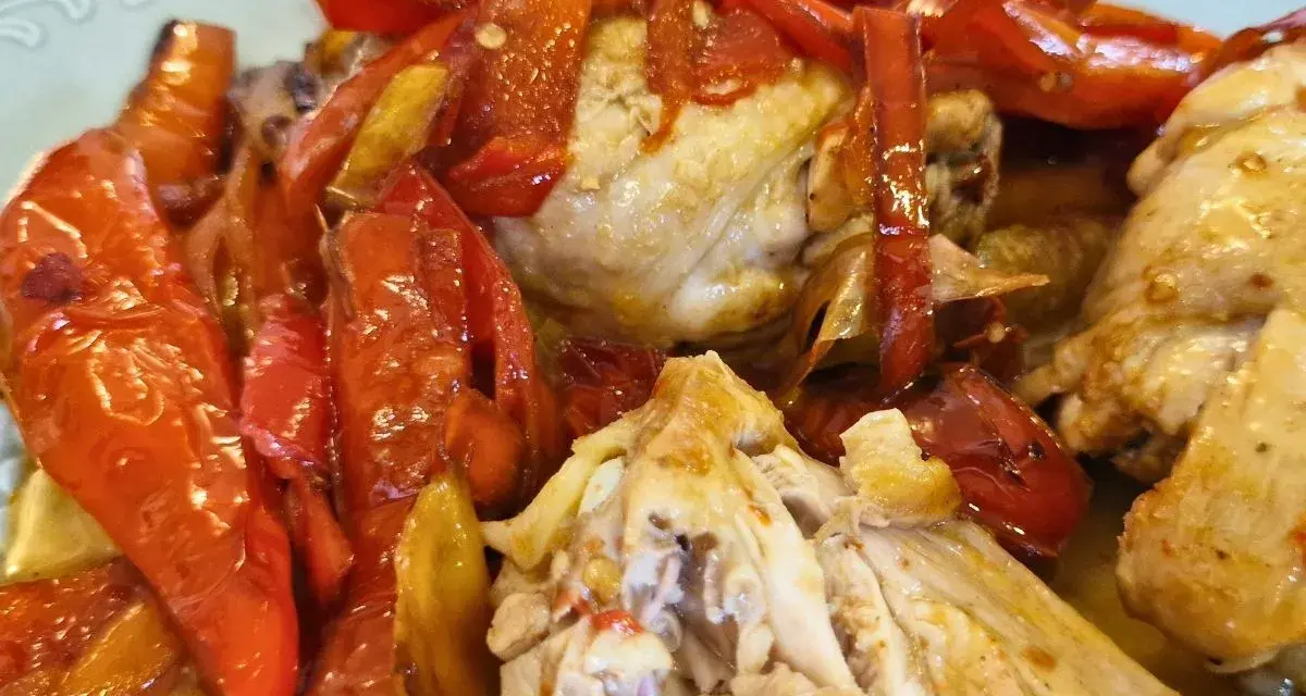 Succulento pollo alla romana con peperoni rossi arrostiti, un piatto saporito e colorato.