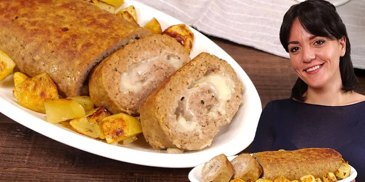Un delizioso polpettone al forno ripieno di formaggio filante, servito con patate arrosto croccanti.