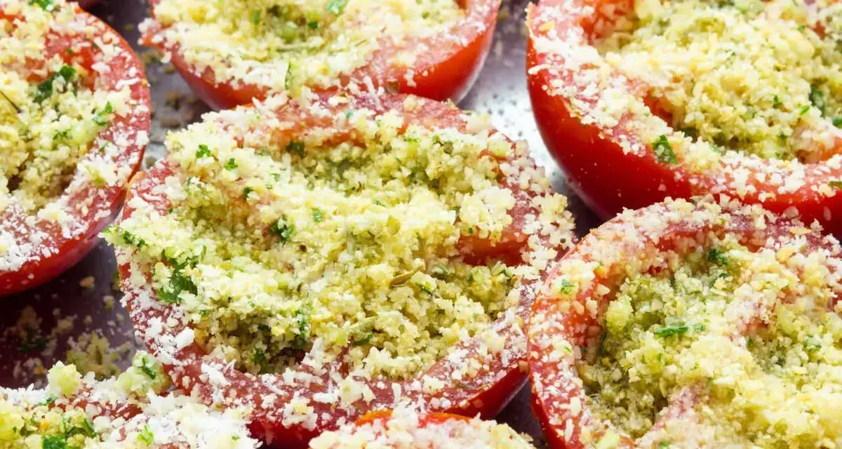 Pomodori gratinati in friggitrice ad aria, pronti per essere cotti. Un antipasto semplice e gustoso.