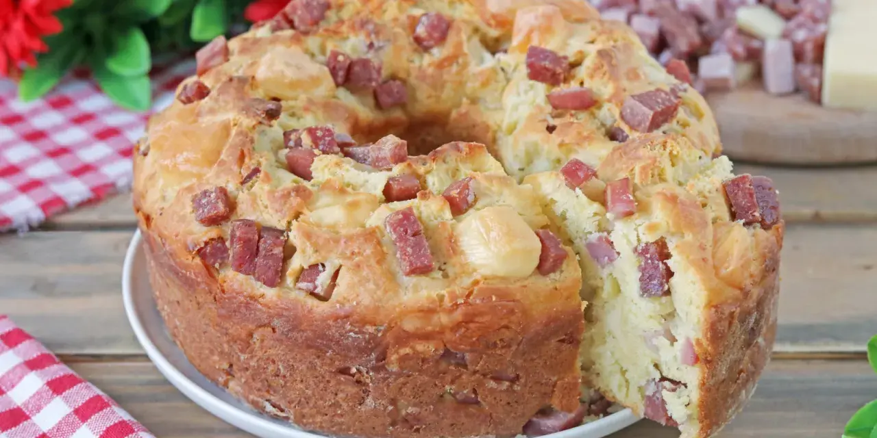 Ciambella rustica morbidissima con cubetti di salame e formaggio, perfetta per un brunch saporito.