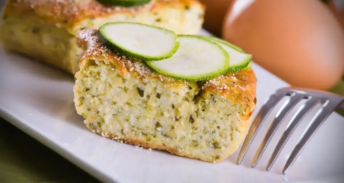 Delizioso sformato di zucchine, soffice e profumato, guarnito con fette di zucchina fresca. Perfetto per un pasto leggero.