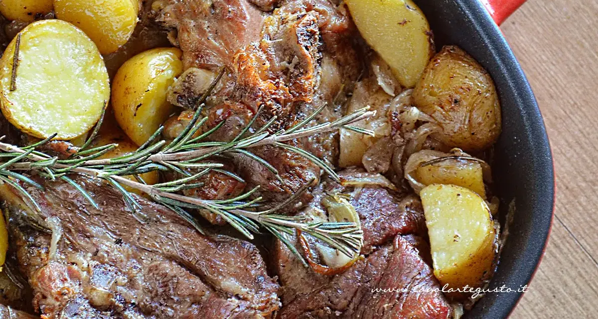 Agnello al forno con patate dorate e rosmarino, un piatto succulento pronto per essere gustato.