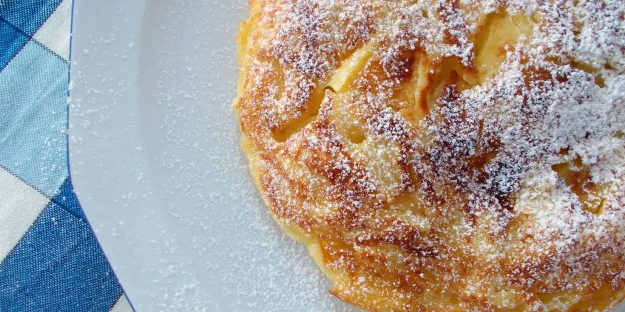 Frittata di mele in padella pronta in 5 minuti, cosparsa di zucchero a velo. Un dolce veloce e goloso.