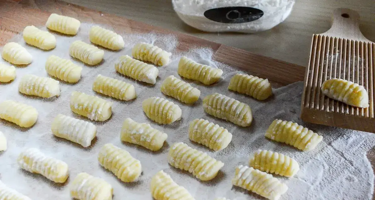 Gnocchi di patate ricetta della nonna pronti per essere cotti. Un classico intramontabile, preparato con amore e farina.