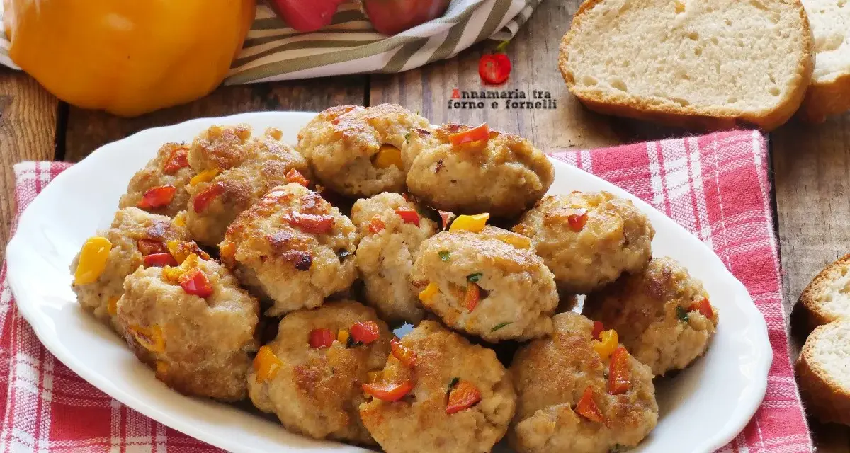 Polpette con peperoni, colorate e saporite, pronte per essere gustate con pane fresco.